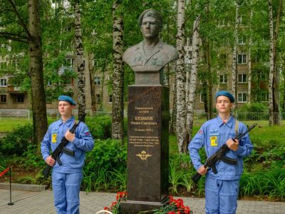 Курсанты ДОСААФ приняли участие в открытии бюста кавалеру Ордена Мужества Роману Ердякову в Кирове